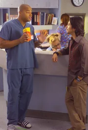 Turk (Donald Faison, l.) trifft auf seinen zukünftigen Schwager Mark (Freddy Rodríguez, r.) ...
