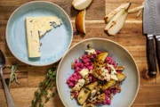 In dieser Folge zeigt Hüttenwirt Michael Kreck aus der Nähe von Oberstdorf seine Käsespätzle. Aus dem Allgäuer Wirtshausklassiker macht Vroni Rote-Bete-Spätzle mit Birnen und Blauschimmelkäse.