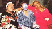 Tim (Oliver Reinhard, l.) und Elke (Jenny Elvers, r.) haben Nikola (Mariele Millowitsch) zur Entspannung eine Schönheitsmaske verpasst.