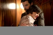 Mateo (r., Javier Rey) tröstet Bárbara (l., Amaia Salamanca), deren Ehe mit Enrique gescheitert ist.