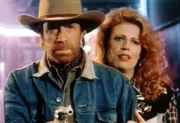 Walker (Chuck Norris) stellt sich schützend vor die Sängerin Marylee Summers (Mary Elizabeth McGlynn).