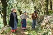 Die drei Geheimnisse von Fátima waren eine Reihe von Visionen und Prophezeiungen, die drei jungen portugiesischen Hirten Lúcia Santos und ihre Cousins Jacinta und Francisco Marto angeblich in der Cova da Iria bei Fátima (Portugal) durch eine Erscheinung der Jungfrau Maria bekommen haben.