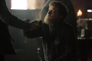 Sir Robert Brackenbury (Shaun Dooley) wird von König Richard zum Ritter geschlagen ...
