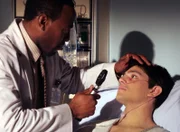 Die inneren Blutungen von Keith Foster (Nicholas D'Agosto, r.) können nicht gestoppt werden. Dr. Eric Foreman (Omar Epps, l.) versucht der Sache auf den Grund zu gehen ?