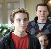 Frankie Muniz (Malcolm, li.).
