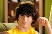 Axl (Charlie McDermott), der ältere Sohn von Frankie und Mike, ist ein rebellischer Teenager, der es ihnen nicht immer leicht macht ...