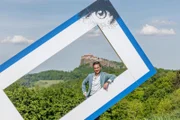 Moderator Richard Deutinger posiert für ein Foto vor der Riegersburg während ServusTV's "Heimatleuchten - Oststeiermark" in Riegersburg, Steiermark, Österreich, am 29. April 2024.
