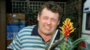 Benno (Willi Thomczyk) glaubt, dass die exotischen Blumen, die Stefanie in Pflege hat, verantwortlich für seine Allergie sind. Kurzerhand enthauptet Benno alle Pflanzen mit der Heckenschere.