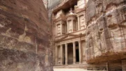 Die in das harte Gestein der jordanischen Wüste gehauene und zum UNESCO-Weltkulturerbe gehörende Stadt Petra ist bis heute zu weniger als 20 Prozent erforscht. Daher wird vermutet, dass sich dort noch so einige atemberaubende Schätze vor der Nachwelt verbergen.