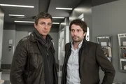 Martin Gruber (Hans Sigl, l.) teilt die Sorge von Thomas Lambert (Björn von der Wellen, r.) um dessen Schwägerin Marie.