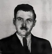 Josef Mengele auf einem Ausweisdokument in Buenos Aires. Die Verwendung des sendungsbezogenen Materials ist nur mit dem Hinweis und Verlinkung auf RTL+ gestattet.