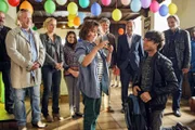 Im Bild (v.li.): hinten: Gregor Seberg (Helmuth Nowak), Lilian Klebow (Penny Lanz), Selen Savas (Alina), Hakon Hirzenberger (Martin Leitner), Dietrich Siegl (Oberst Otto Dirnberger), Stefan Jürgens (Carl Ribarski), vorne: Immanuel Stürzebecher (Karim), Dominic Aria Apl