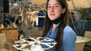 Nelli mit ihrem Modell vom Volocopter im Motionlab