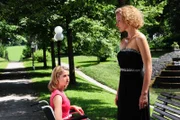Marlene (Lucy Scherer, l.); Natascha (Melanie Wiegmann, r.)