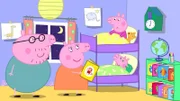 Peppas Eltern (l.) lesen den Kindern eine Geschichte vor. Da fällt Peppa auf, dass sie ein ausgeliehenes Buch dringend in die Bücherei zurückbringen muss.