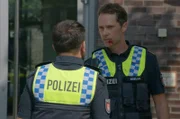Mattes (Matthias Schloo, r.) ist sauer auf Malik (Zejhun Demirov, l.). Irgendjemand hat den Nachtclub vor der Razzia gewarnt, und Mattes vermutet, dass Malik die undichte Stelle ist.
