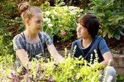 Lotte (Anne Sophie Triesch, l.) und Paul (Julian König, r.) sollen gemeinsam kochen. Sie holen Kräuter aus dem Garten.