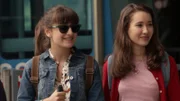 Mia (Margot Nuccetelli, r.) begleitet Sara (Lucia Luna, l.) in die Schule.