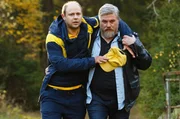 Koops schleppt Heiner zum Auto. - vl. Moritz Führmann, Aljoscha Stadelmann.