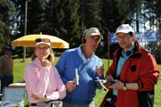 "Soko Kitzbühel", "Der Tod hört mit." Der gebürtige Syrer Hassan Schami ist in Kitzbühel als Hersteller für Spezialglas erfolgreich. Bei einem Funkertreffen stürzt der begeisterte Hobbyfunker von einem Holzsteg in eine tiefe Klamm zu Tode. Der Steg war präpariert - die SOKO geht von einem Mord aus.