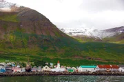 1948 war Siglufjörður noch die fünftgrößte Stadt Islands, im Sommer lebten hier bis zu 15.000 Menschen. Dann blieben die Heringe weg, die das Geld gebracht hatten. Seitdem dämmert der Ort unter der Mitternachtssonne.