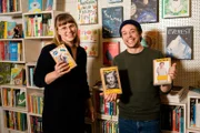 In einem Laden nur für Kinderbücher checkt Tobi mit Kinderbuchautorin Valentina, welche verschiedenen Arten von Büchern es gibt.