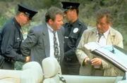 Inspektor Columbo arbeitet beim Morddezernat in Los Angeles, hat ein Glasauge, fährt ein altes Auto, raucht Zigarre, trägt einen zerknitterten Trenchcoat und wirkt stets zerstreut. Doch hinter diesen Marotten versteckt sich ein genialer Ermittler, der auf ganz eigene Art jeden Mörder überführt.