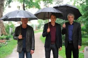 Von links: Kriminalhauptkommissar Ivo Batic (Miroslav Nemec), Gisbert Engelhardt (Fabian Hinrichs) und Kriminalhauptkommissar Franz Leitmayr (Udo Wachtveitl) bei Carlas Beerdigung. Weiteres Bildmaterial finden Sie unter www.br-foto.de.