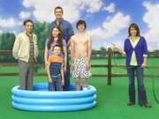 (1. Staffel) - Es ist nicht immer heiler Sonnenschein: Sue (Eden Sher, 2.v.l.), Mike (Neil Flynn, hinten), Frankie (Patricia Heaton, r.), Bob (Chris Kattan, l.), Brick (Atticus Shaffer, vorne) und Axl (Charlie McDermott, 2.v.r.) ...