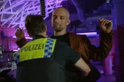 Bei einer Razzia in einem Club führt Mattes (Matthias Schloo, l.) eine Leibesvisitation bei einem Drogendealer (Christian Bojidar, r.) durch.