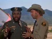 B.A. (Mr. T, li.) ist wütend, weil die Schurken seinen Van auseinander genommen haben. Der Sheriff (Burton Gilliam, re.) versucht ihn zu beruhigen...