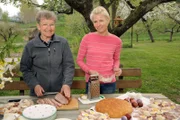 Nicole Karner und ihre Schwiegermutter Theresia beim Zubereiten der sogenannten Halleluja-Jause –- Osterfleisch mit frischem Meerrettich, der im Süden Kren genannt wird.