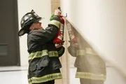 Christopher Herrmann (David Eigenberg) lässt nichts unversucht, um ein Feuer zu löschen. Der erste Griff vor Ort geht selbstverständlich zum Feuerlöscher.