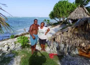 Iotobina Terieta Tekatawa und ihr Mann Kaata Buentetake vor ihrer Hütte direkt am Meer, im Südsee-Staat Kiribati. Der Anstieg des Meeresspiegels aufgrund des weltweiten Klimawandels wird für die beiden zunehmend zur Gefahr.
