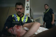 Nick (Raúl Richter, r.) und Kris (Marc Barthel, l.) kommen zu spät. Hassan (Paolo Francesco Möller, liegend) hatte bereits "einschlägigen" Besuch.