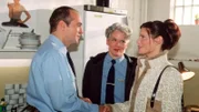 Birgit Schnoor (Uta Prelle, Mi.) stellt ihrer Freundin Miriam (Cornelia Schindler) ihren Freund Uwe Grauel (Holger Hauer) vor.