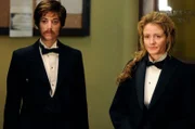 Katie Powers (Zoie Palmer, li.) und Ogden (Hélène Joy) werden auf der Polizeistation geoutet.
