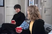 Sara (Antonia Jungwirth, r.) stellt fest, wie sehr Ellen (Yun Huang, l.) um Simon gebangt hat.