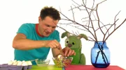 André und Knolle basteln mit Konfetti bunte Ostereier. Frohe Ostern!