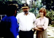 Die Heimleiterin Miss Holly (Bobbie Jordan, r.) teilt Jonathan (Michael Landon, l.) und Mark (Victor French) Genaueres über das traurige Schicksal des Waisenkindes Alex mit.