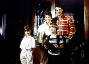 Zur Freude des Engels auf Erden hat sich der Waisenjunge Alex (Danny Pintauro, 2.v.r.) bei Jenny (Elizabeth Harnois, l.), Michelle (Laurie Walters) und Paul (Stan Ivar, r.) eingelebt, als wären sie seine eigene Familie.