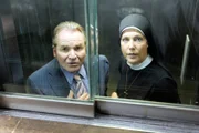 Wöller und Schwester Hanna stecken im Aufzug fest. Wöller bekommt Platzangst (v.li.: Fritz Wepper, Janina Hartwig).