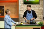 Die "Küchenschlacht"-Moderatorin Cornelia Poletto und Kandidat Philipp Ehrhardt