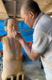Tau-Tau werden bei den Toraja die handgeschnitzten Figuren genannt, die das genaue Abbild der Verstorbenen darstellen. Sie werden vor den Familiengräbern platziert.