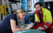 Der Rettungswagenfahrer Falk Michelsen (Arnel Taci) hatte einen Unfall und die Patientin schwebt in Lebensgefahr. Dr. Lea Peters (Anja Nejarri) muss noch im Rettungswagen eine riskante Notoperation mit herkömmlichem Akkuschrauber durchführen. Lea selbst wurde bei dem Unfall auch verletzt, doch dafür ist jetzt keine Zeit.