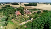 Der Biobetireb Hof Hoher Schönberg mit seinen Wiesen und Anbauflächen rings herum im Klützer Winkel nahe der Ostsee.