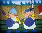 Tweedle Dee und Tweedle Dum stellen sich in selbstgebastelten Rüstungen zum Kampf auf.