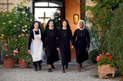 Die Schwestern vom Kloster Kaltenthal halten zusammen (v.l.n.r.): Schwester Agnes (Emanuela von Frankenberg), Schwester Hanna (Janina Hartwig), Schwester Felicitas (Karin Gregorek) und Schwester Lela (Denise M'Baye).