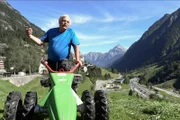 Landwirt Markus Baumann ist in Wassen fast täglich von den Lärm- und Abgasemissionen sowie von Littering auf seinem Land betroffen.