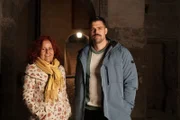 Prof. Christina Antenhofer von der Universität Salzburg mit "P.M. Wissen" Reporter Philipp McAllister.